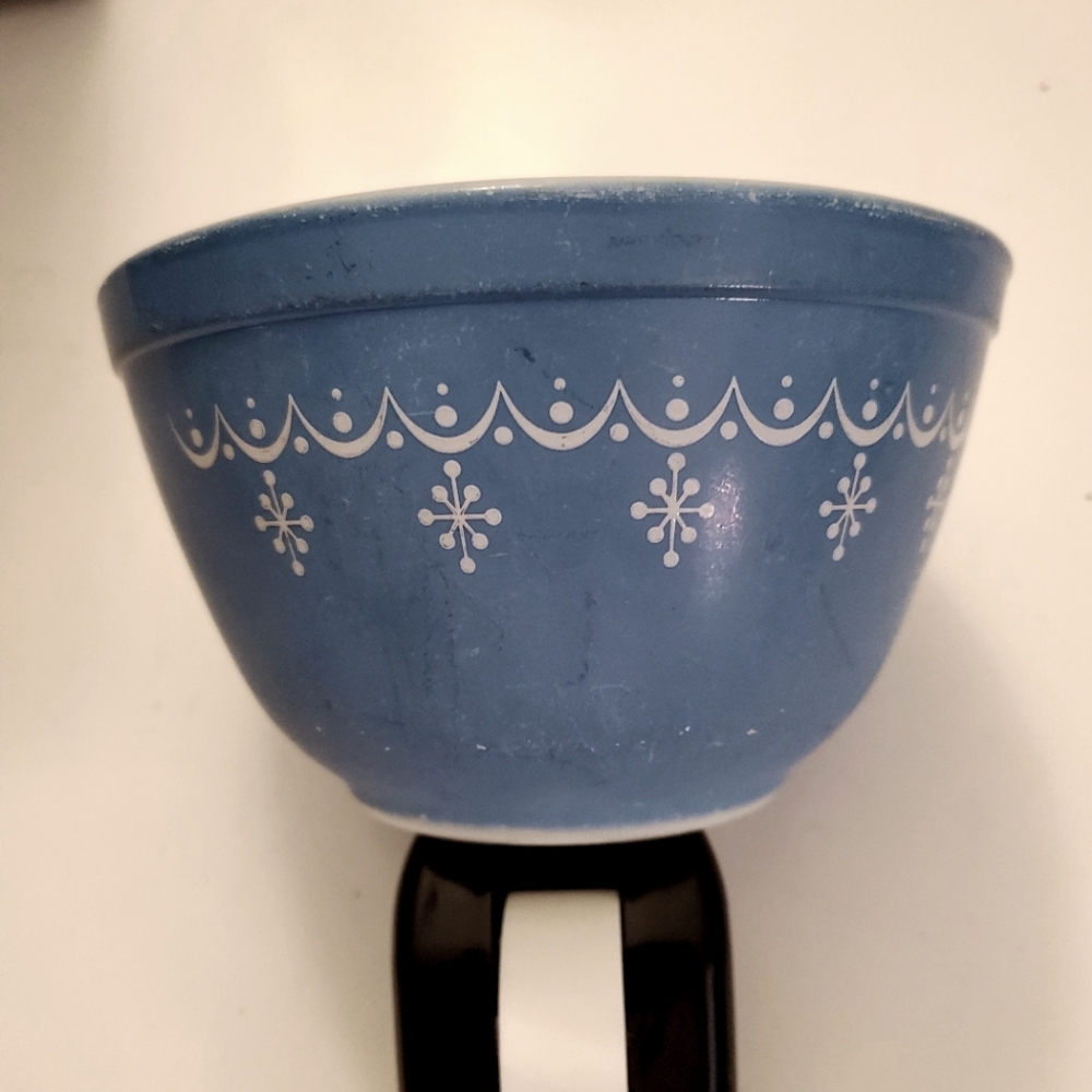Pyrex 1.5 pint Vintage Snowflake Garland 401 Mixing or Baking Bowl